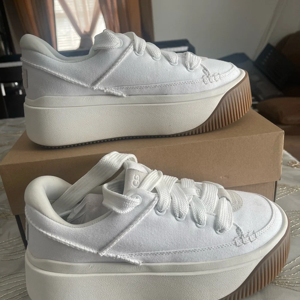 UGG women’s EZ-duzzit lace up platform sneakers size 9.5